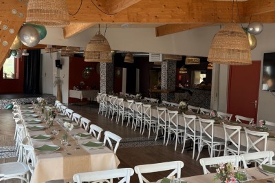 Salle de bain moderne avec meuble en bois clair, lavabo, miroir et douche vitrée équipée d'une pomme de douche.