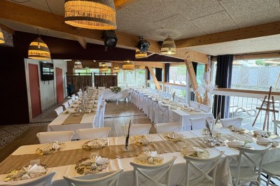 Salle de bain moderne avec meuble en bois clair, lavabo, miroir et douche vitrée équipée d'une pomme de douche.