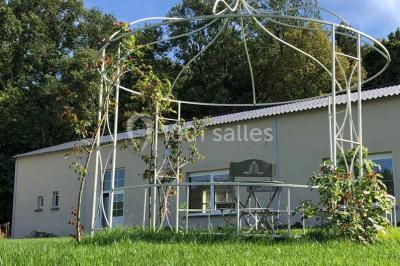 Chambre avec lits superposés, grandes fenêtres laissant entrer la lumière naturelle et parquet clair.
