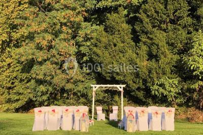 Chambre avec lits superposés, grandes fenêtres laissant entrer la lumière naturelle et parquet clair.