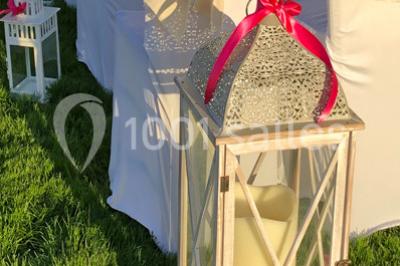 Chambre avec lits superposés, grandes fenêtres laissant entrer la lumière naturelle et parquet clair.