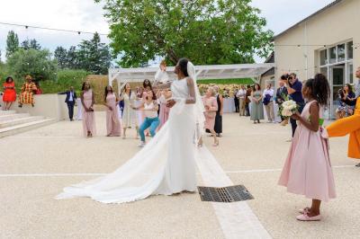 Chambre avec lits superposés, grandes fenêtres laissant entrer la lumière naturelle et parquet clair.