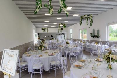 Chambre avec lits superposés, grandes fenêtres laissant entrer la lumière naturelle et parquet clair.
