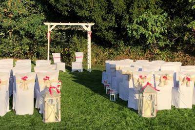 Chambre avec lits superposés, grandes fenêtres laissant entrer la lumière naturelle et parquet clair.