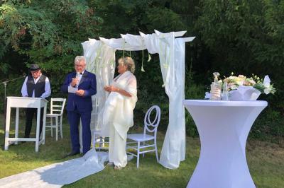 Chambre avec lits superposés, grandes fenêtres laissant entrer la lumière naturelle et parquet clair.