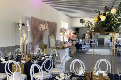 Chambre avec lits superposés, grandes fenêtres laissant entrer la lumière naturelle et parquet clair.