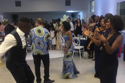 Chambre avec lits superposés, grandes fenêtres laissant entrer la lumière naturelle et parquet clair.