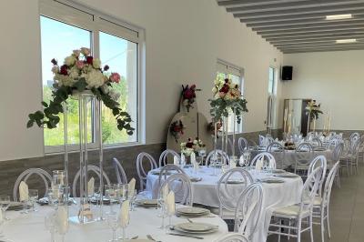 Chambre avec lits superposés, grandes fenêtres laissant entrer la lumière naturelle et parquet clair.