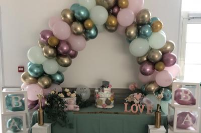 Chambre avec lits superposés, grandes fenêtres laissant entrer la lumière naturelle et parquet clair.