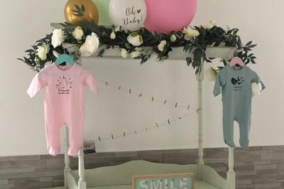 Chambre avec lits superposés, grandes fenêtres laissant entrer la lumière naturelle et parquet clair.