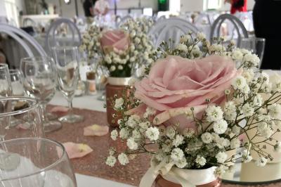 Chambre avec lits superposés, grandes fenêtres laissant entrer la lumière naturelle et parquet clair.