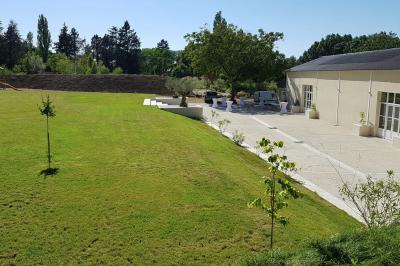 Chambre avec lits superposés, grandes fenêtres laissant entrer la lumière naturelle et parquet clair.