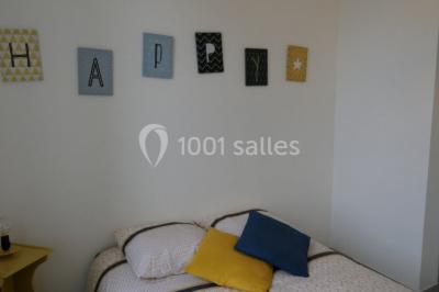 Décoration champêtre avec panneaux directionnels, fleurs, et accessoires pour un événement en extérieur.