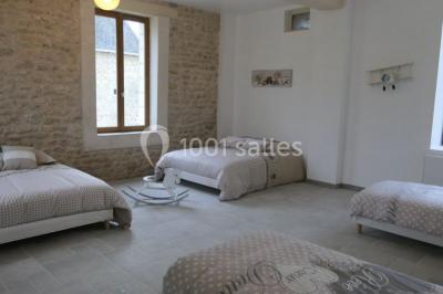 Décoration champêtre avec panneaux directionnels, fleurs, et accessoires pour un événement en extérieur.