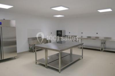 Décoration champêtre avec panneaux directionnels, fleurs, et accessoires pour un événement en extérieur.