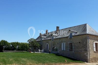 Décoration champêtre avec panneaux directionnels, fleurs, et accessoires pour un événement en extérieur.