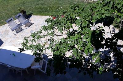 Décoration champêtre avec panneaux directionnels, fleurs, et accessoires pour un événement en extérieur.