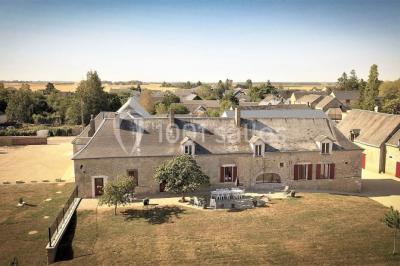 Décoration champêtre avec panneaux directionnels, fleurs, et accessoires pour un événement en extérieur.