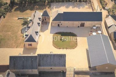 Décoration champêtre avec panneaux directionnels, fleurs, et accessoires pour un événement en extérieur.