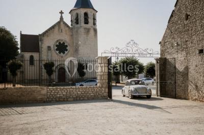 Décoration champêtre avec panneaux directionnels, fleurs, et accessoires pour un événement en extérieur.