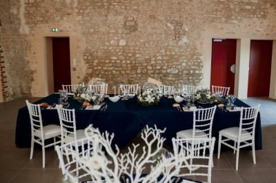 Décoration champêtre avec panneaux directionnels, fleurs, et accessoires pour un événement en extérieur.