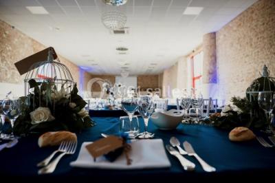 Décoration champêtre avec panneaux directionnels, fleurs, et accessoires pour un événement en extérieur.