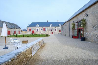 Décoration champêtre avec panneaux directionnels, fleurs, et accessoires pour un événement en extérieur.