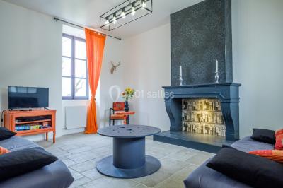 Décoration champêtre avec panneaux directionnels, fleurs, et accessoires pour un événement en extérieur.