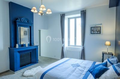 Décoration champêtre avec panneaux directionnels, fleurs, et accessoires pour un événement en extérieur.