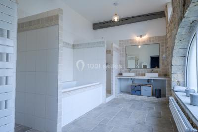 Décoration champêtre avec panneaux directionnels, fleurs, et accessoires pour un événement en extérieur.