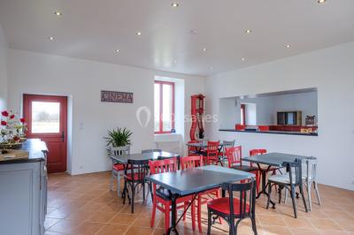 Décoration champêtre avec panneaux directionnels, fleurs, et accessoires pour un événement en extérieur.