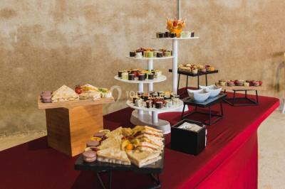 Un groupe de personnes sur scène lors d'une remise de prix dans une salle avec un mur en pierre et un écran de projection.