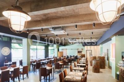 Plateau de buffet avec mini-sandwichs, verrines de salade, tartelettes salées et bouchées variées.