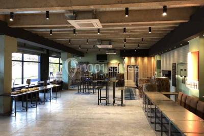 Plateau de buffet avec mini-sandwichs, verrines de salade, tartelettes salées et bouchées variées.