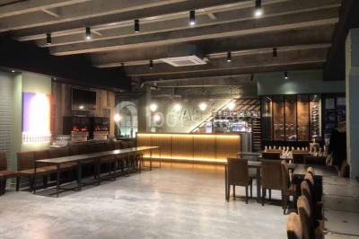 Plateau de buffet avec mini-sandwichs, verrines de salade, tartelettes salées et bouchées variées.