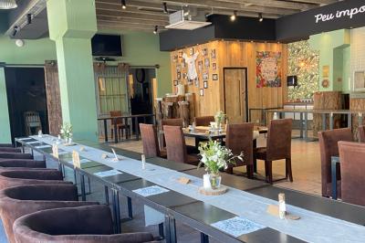 Plateau de buffet avec mini-sandwichs, verrines de salade, tartelettes salées et bouchées variées.