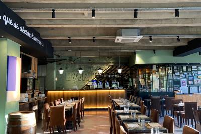 Plateau de buffet avec mini-sandwichs, verrines de salade, tartelettes salées et bouchées variées.