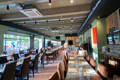 Plateau de buffet avec mini-sandwichs, verrines de salade, tartelettes salées et bouchées variées.