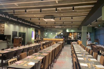 Plateau de buffet avec mini-sandwichs, verrines de salade, tartelettes salées et bouchées variées.