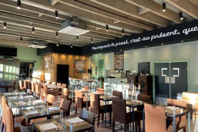 Plateau de buffet avec mini-sandwichs, verrines de salade, tartelettes salées et bouchées variées.