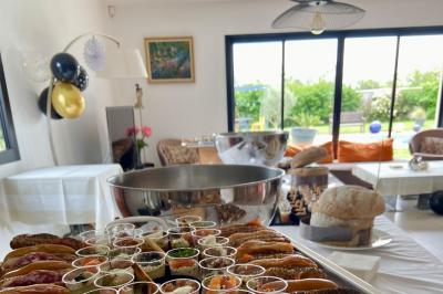 Plateau de buffet avec mini-sandwichs, verrines de salade, tartelettes salées et bouchées variées.