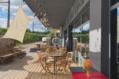 Plateau de buffet avec mini-sandwichs, verrines de salade, tartelettes salées et bouchées variées.