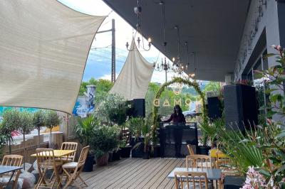 Plateau de buffet avec mini-sandwichs, verrines de salade, tartelettes salées et bouchées variées.