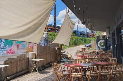Plateau de buffet avec mini-sandwichs, verrines de salade, tartelettes salées et bouchées variées.
