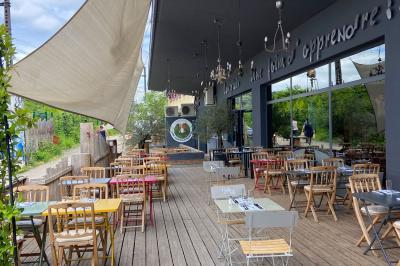 Plateau de buffet avec mini-sandwichs, verrines de salade, tartelettes salées et bouchées variées.