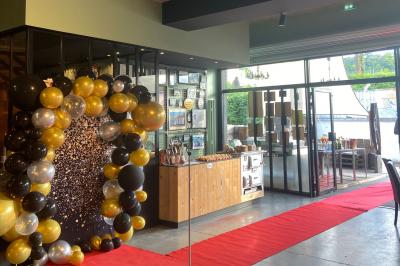 Plateau de buffet avec mini-sandwichs, verrines de salade, tartelettes salées et bouchées variées.