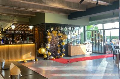 Plateau de buffet avec mini-sandwichs, verrines de salade, tartelettes salées et bouchées variées.