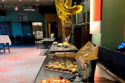 Plateau de buffet avec mini-sandwichs, verrines de salade, tartelettes salées et bouchées variées.