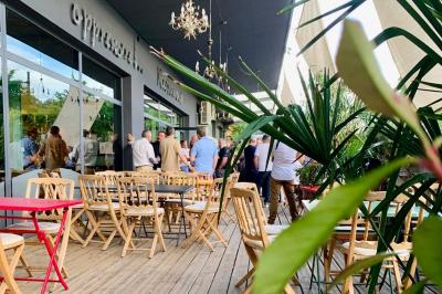 Plateau de buffet avec mini-sandwichs, verrines de salade, tartelettes salées et bouchées variées.