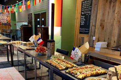 Plateau de buffet avec mini-sandwichs, verrines de salade, tartelettes salées et bouchées variées.